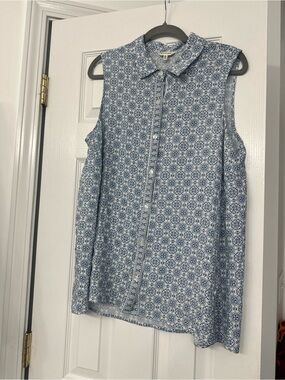 Max Studio Sleeveless Blue Medallion Button-Up Blouse